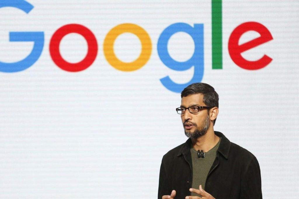 Sundar Pichai com o logo do Google no fundo