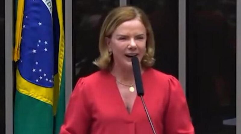 Gleisi Hoffmann presta homenagem a Lula ao cantar trecho de samba-enredo