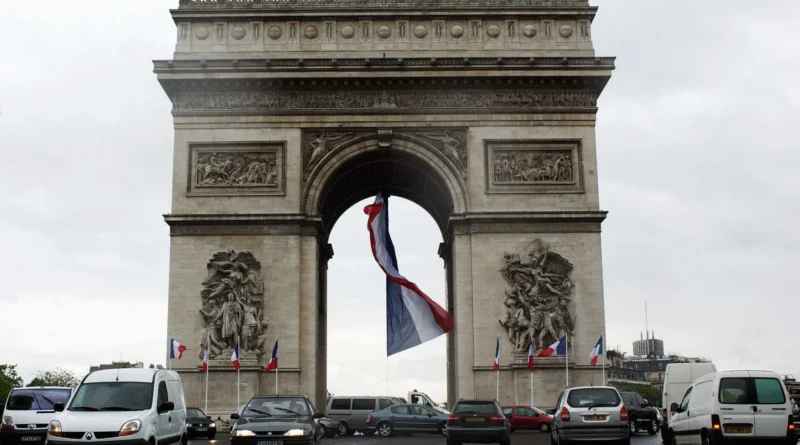 Homem é morto pela polícia ao tentar atacar músico no Arco do Triunfo