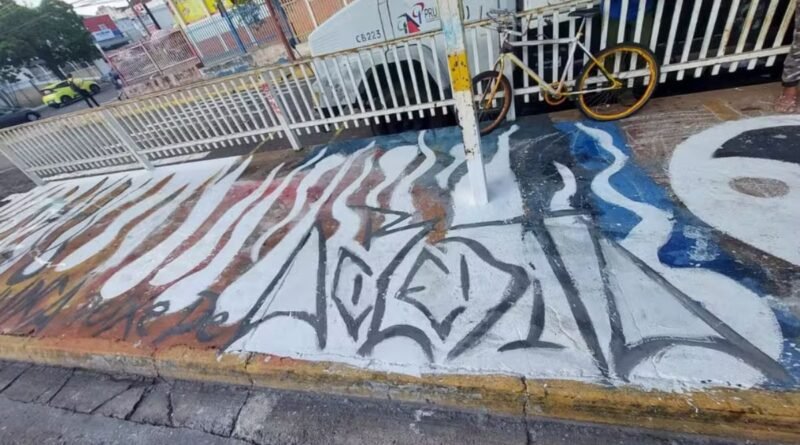 Homem é preso pela PM após pintar chão de terminal rodoviário