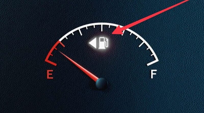 Homem resolve problema embaraçoso para motoristas ao estacionar no lugar errado em posto de gasolina em 1986