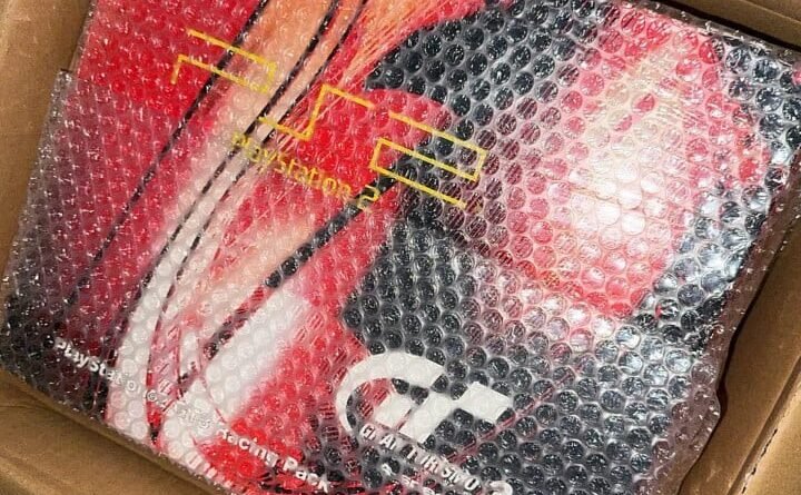 Jogador mantém console PS2 especial em embalagem original como decoração por 25 anos