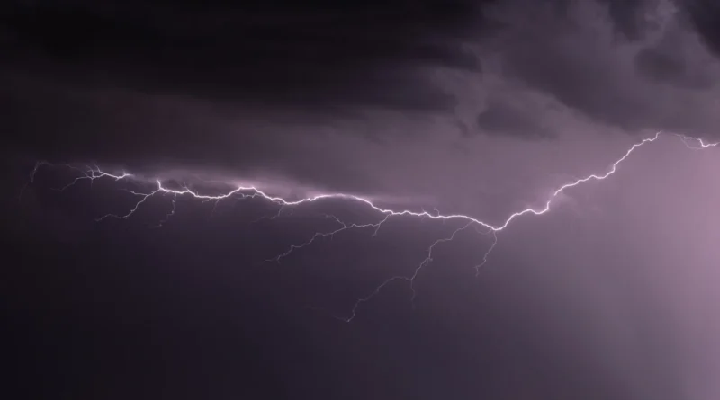 Jovem relata experiência após ser atingida por raio