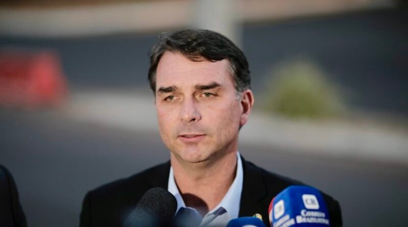 Justiça decide pela manutenção de postagem de Flávio que classifica PT como partido dos traficantes