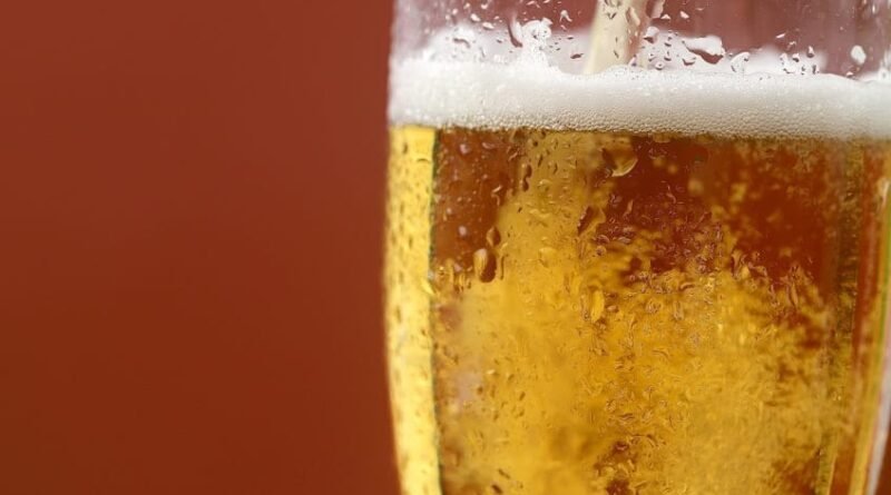 Lucro líquido da Ambev registra queda de 9,9% no quarto trimestre de 2025