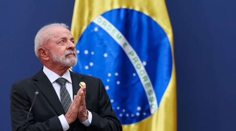 Lula lidera em pesquisa frente a Flávio Bolsonaro e candidatos do PSD