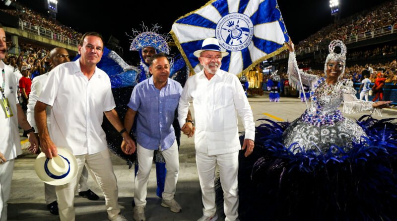 Lula recebe calorosa recepção na Sapucaí durante desfile de carnaval no Rio