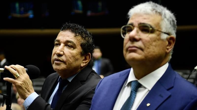 Magno Malta e Girão protocolam novo pedido de impeachment contra Dias Toffoli