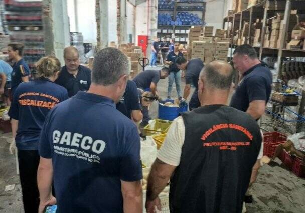 Mais de dez toneladas de alimentos impróprios para consumo são apreendidas no litoral gaúcho