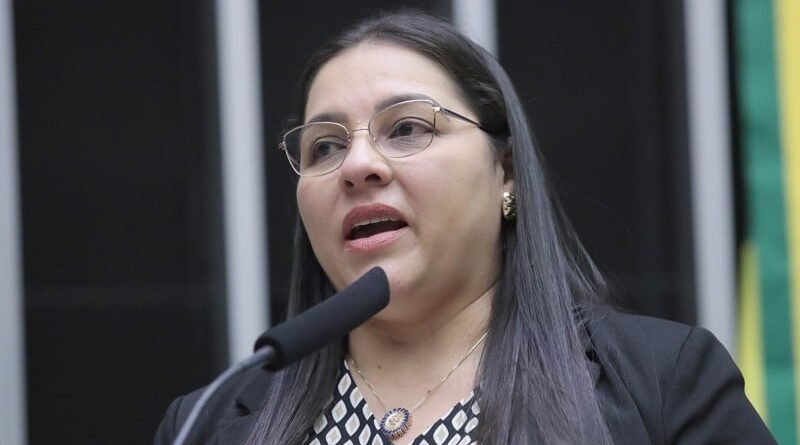 Meire Serafim sugere obrigatoriedade de umidificadores nas escolas