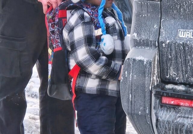 Menino de 5 anos detido pelo ICE nos EUA é libertado e retorna a Minnesota após decisão judicial