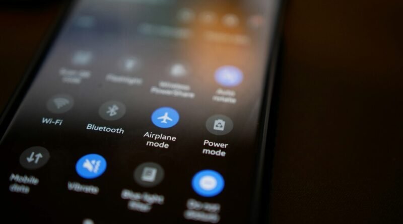 Modo avião realmente protege a aeronave? Descubra os riscos de usar o sinal durante o voo