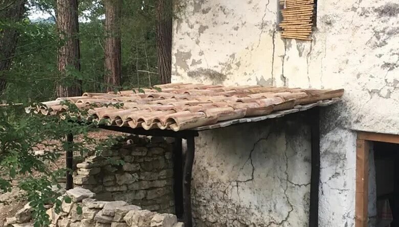 Moradores de casa rural com painéis solares enfrentam batalhas judiciais após sonhar com vida sustentável