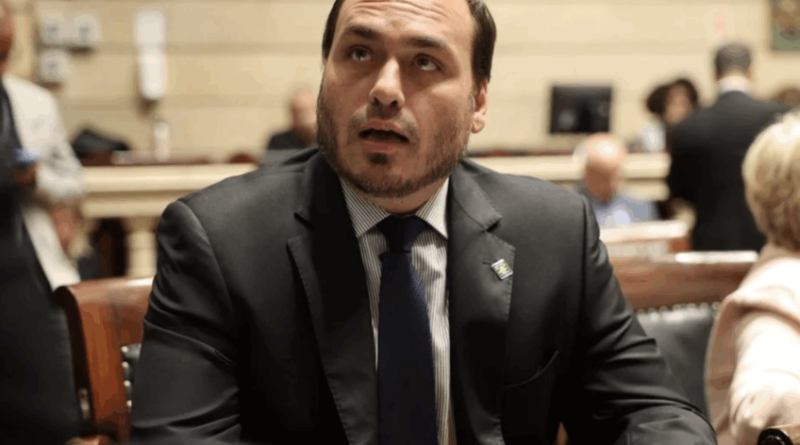 MP-RJ retoma investigação sobre Carlos Bolsonaro por rachadinha