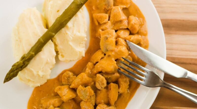 Mulher é indenizada após passar mal por estrogonofe de camarão e frango