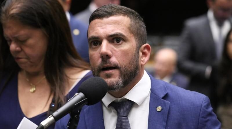 Oposição apresenta pedido de CPMI do Banco Master com 280 assinaturas