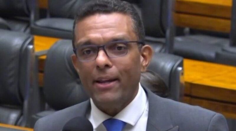 Otoni de Paula classifica samba-enredo sobre Lula como propaganda antecipada