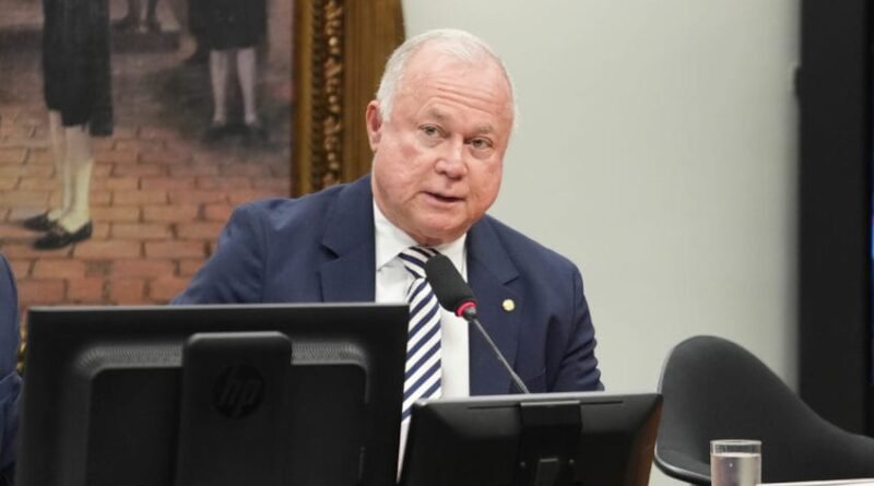 Paulo Azi assume relatoria da PEC que extingue a escala 6 x 1 na CCJ