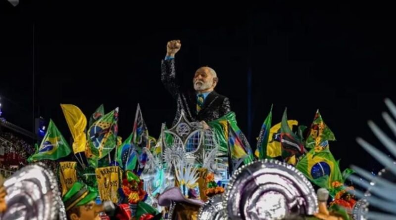 PL entra com ação no TSE contra Lula por participação em desfile na Sapucaí