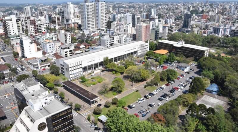 Prefeito de Caxias do Sul adverte que aumento do vale-alimentação pode resultar em elevação significativa do IPTU