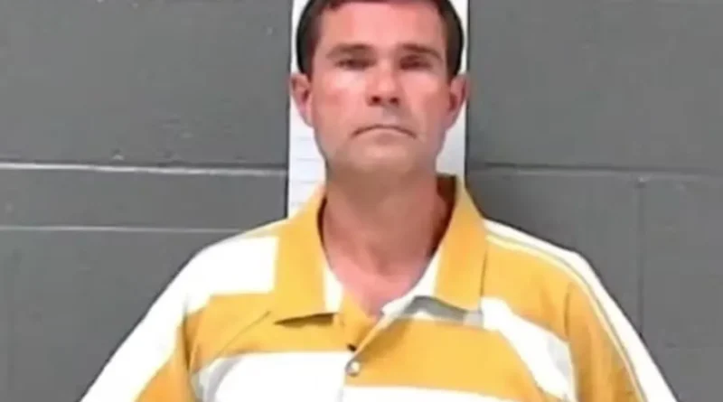 Prefeito é detido após ser flagrado em ato de abuso envolvendo calcinhas de adolescente