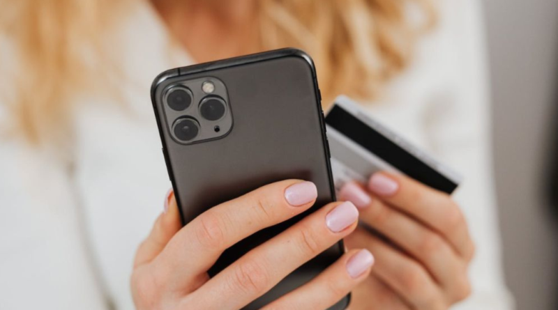 Redes sociais dominam com 80% dos anúncios e perfis falsos na internet