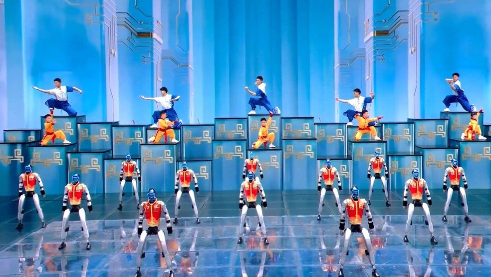 Robôs humanoides da Unitree em demonstração de artes marciais em programa de TV chinesa
