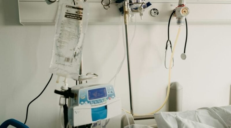 Substância tóxica em dispositivos médicos gera preocupação entre especialistas