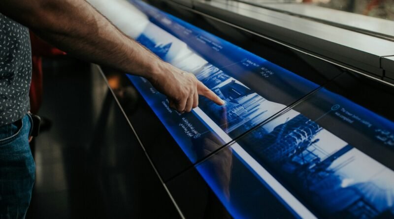 Touch screen foi criado 40 anos antes do iPhone e tinha um propósito muito mais sério do que Apple e Samsung imaginam
