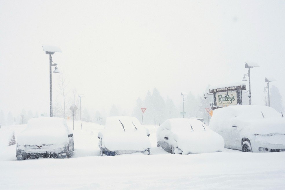 Carros cobertos de neve durante uma nevasca em Truckee, Califórnia.