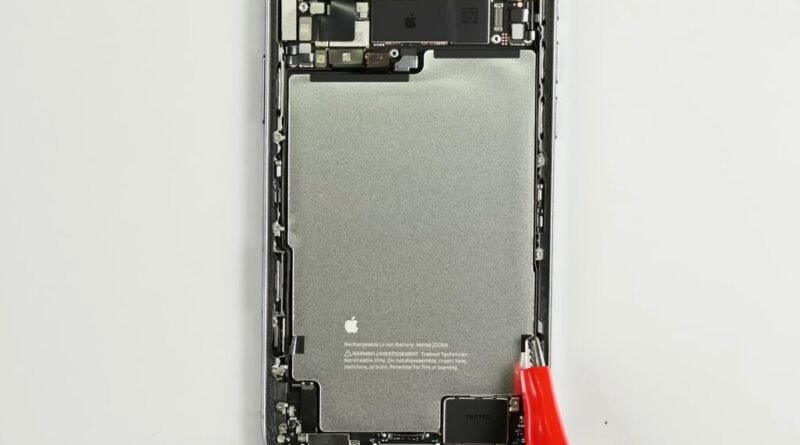 Vazamento revela detalhes do primeiro iPhone dobrável com botões reposicionados e design "sanduíche" em duas cores de lançamento