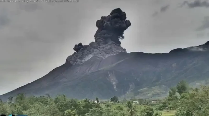Vulcão Kanlaon entra em erupção nas Filipinas com imagens impressionantes