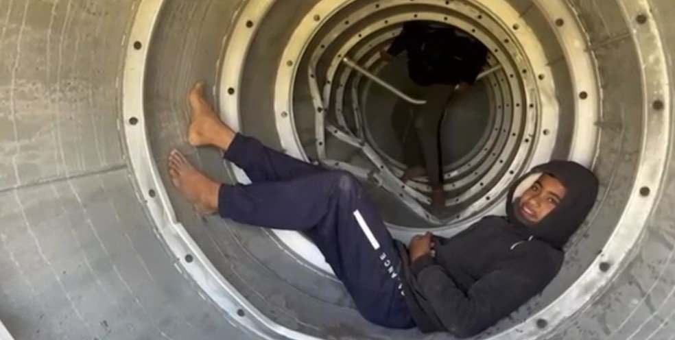 Menino é visto dentro de fragmento de míssil ao sul de Israel