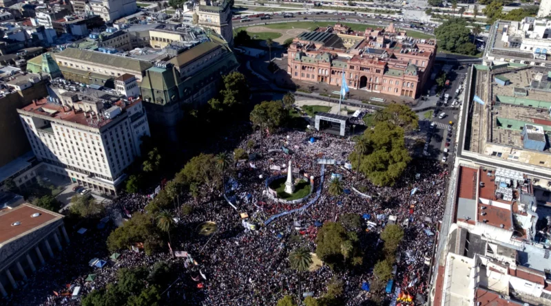Argentinos se reúnem na Praça de Maio para criticar Milei em ato que marca 50 anos do golpe militar