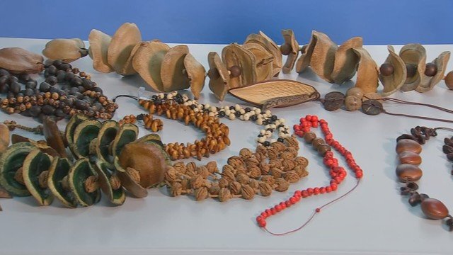 Artesãs de Itapetininga criam joias biodegradáveis a partir de matéria-prima natural