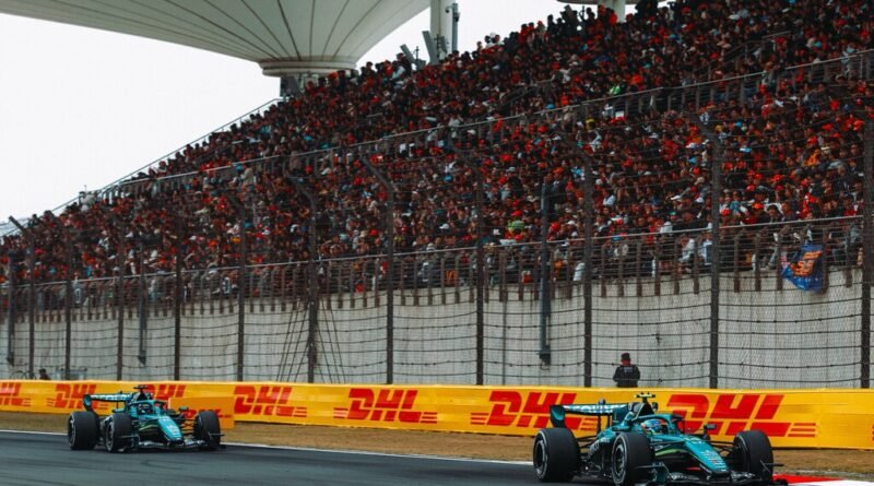 Aston Martin enfrenta crise na Fórmula 1, mas Fernando Alonso se aproxima de recorde histórico