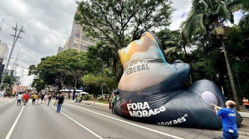 Ato na Avenida Paulista apresenta infláveis de Lula como "presidiário" e Bolsonaro como "mito"