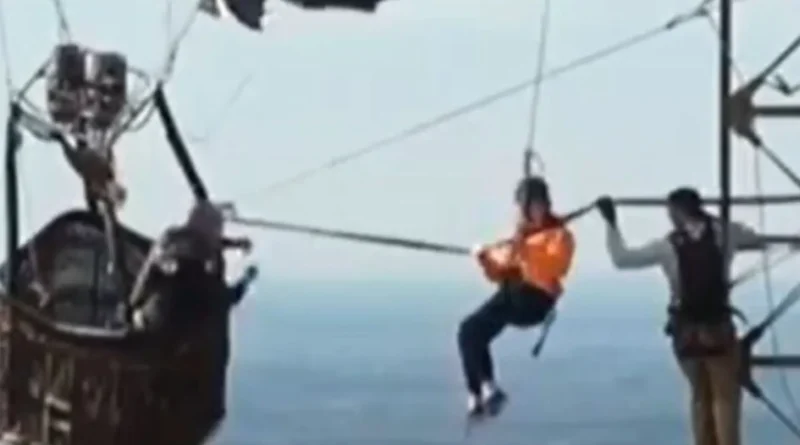 Balão colide com torre e deixa casal preso a 300 metros de altura nos EUA