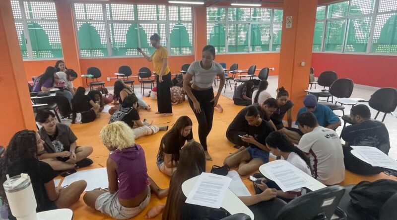 Biblioteca do Centro da Juventude Alvorada promove oficina sobre pedagogia dos saraus com foco em palavra, performance e poesia