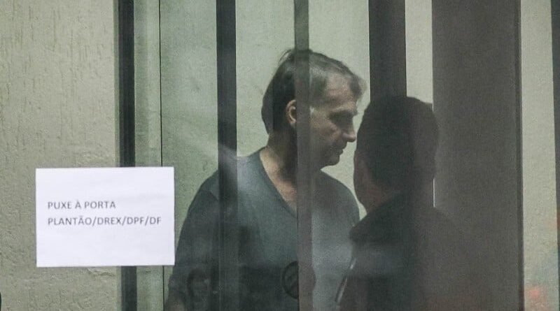 Bolsonaro apresenta piora na função renal e permanece internado na UTI em Brasília