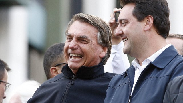 Bolsonaro é internado com vômitos e calafrios, informa Flávio