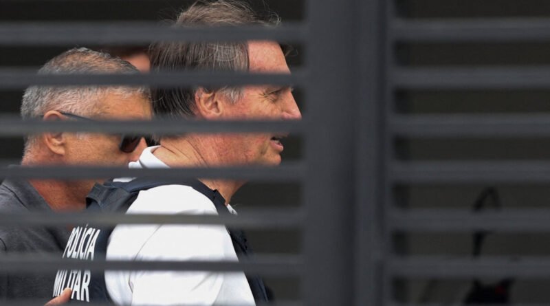 Bolsonaro recebe alta hospitalar e inicia prisão domiciliar por 90 dias