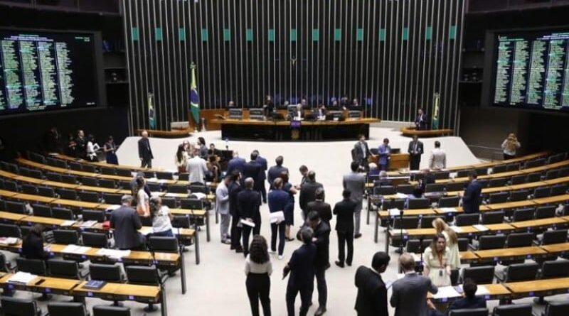 Câmara aprova ajuste orçamentário para implementação do salário-paternidade