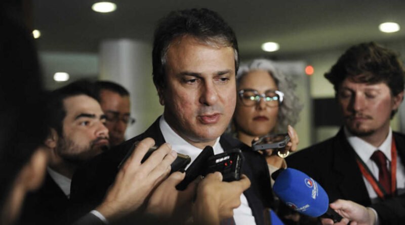 Camilo Santana deixa Ministério da Educação para apoiar campanha de Elmano no Ceará