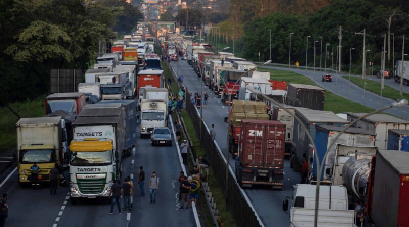 Caminhoneiros optam por não grevar após ações do governo federal