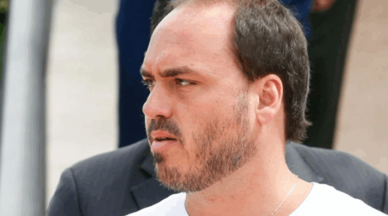 Carlos Bolsonaro afirma que estado de saúde do pai permanece grave