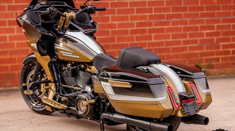 Chuck Norris participa de eventos beneficentes em sua Harley, demonstrando paixão por motos