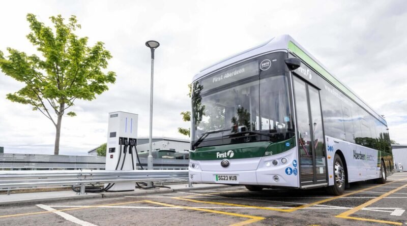Cidade lança 25 ônibus movidos a hidrogênio em busca de sustentabilidade, mas enfrenta desafios no reabastecimento após cinco anos