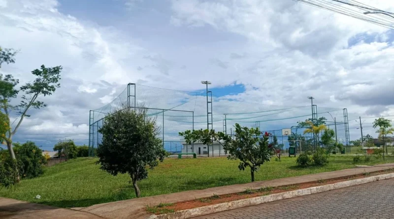 Condomínio ocupa áreas públicas com quadra de esportes e igreja no Distrito Federal