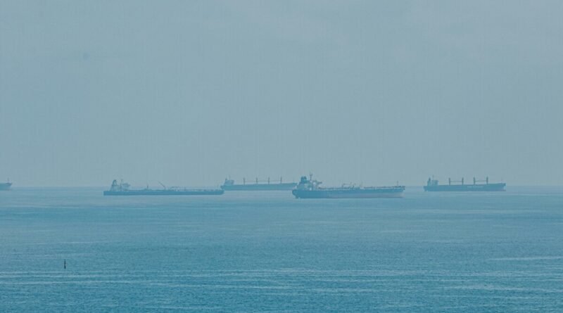 Congestionamento de superpetroleiros no Mar Vermelho levanta expectativa global para desbloqueio do Estreito de Ormuz